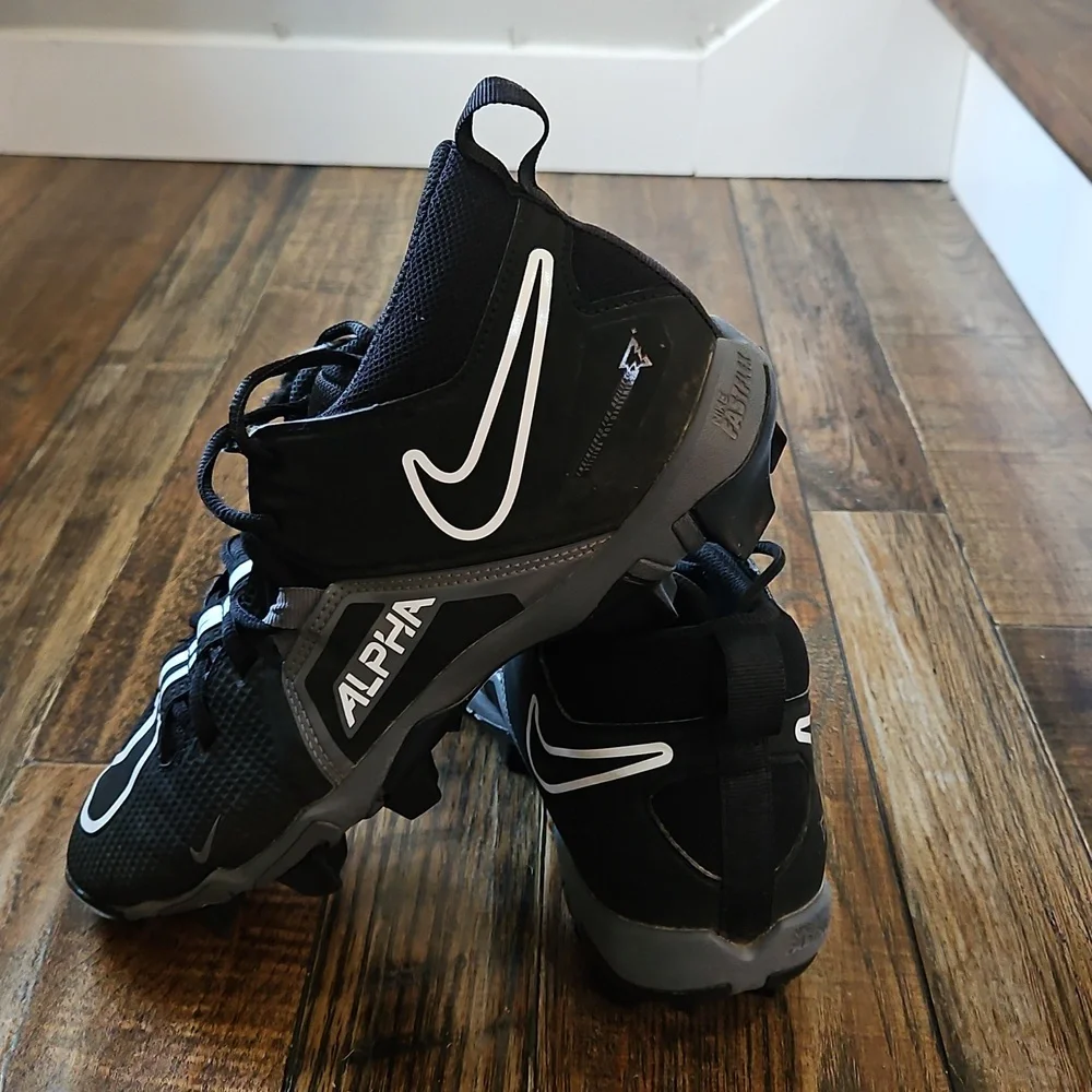 Nike Men's Alpha Fastflex Black and Gray Alpha Menace 3 Shark Football Cleats‎